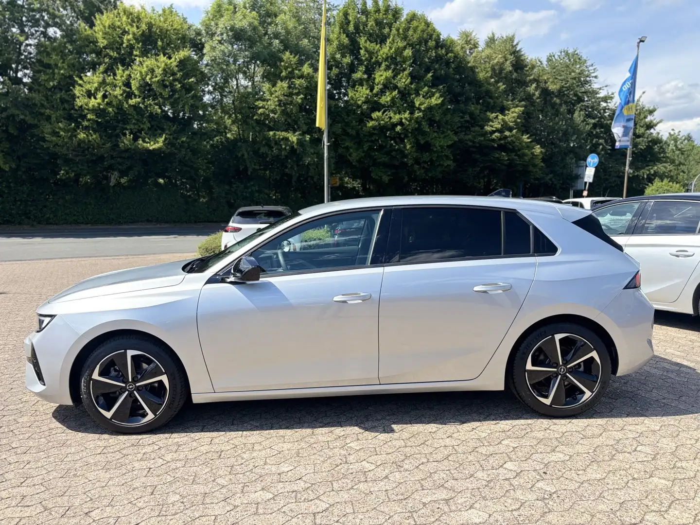 Opel Astra Astra GS AT8/NAVI/SHZ+LHZ/PDC vo+hi+360Cam Silber - 2