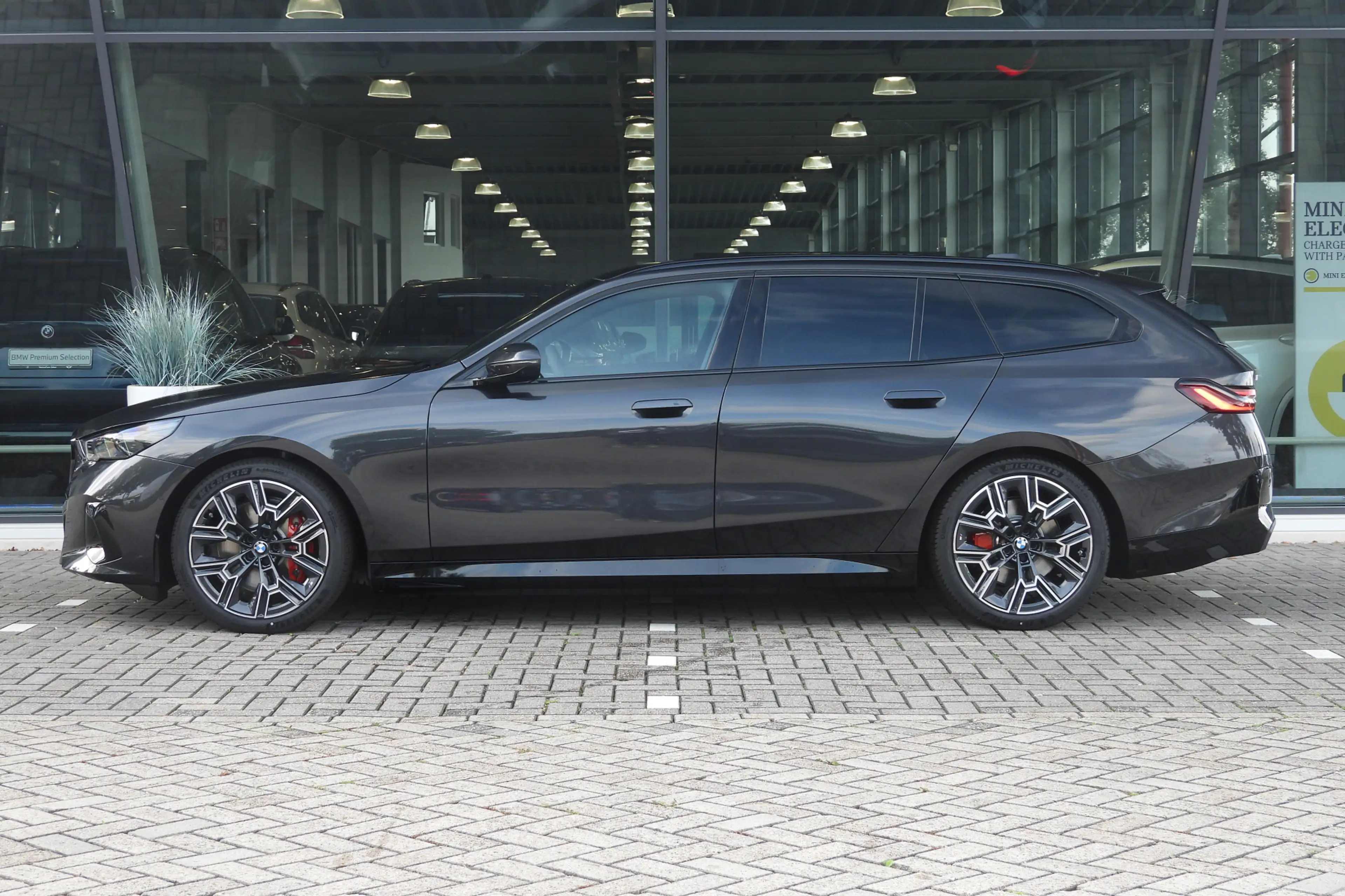 BMW i5 Touring eDrive40 M Sport / Panoramadak / Trekhaak — photo 5