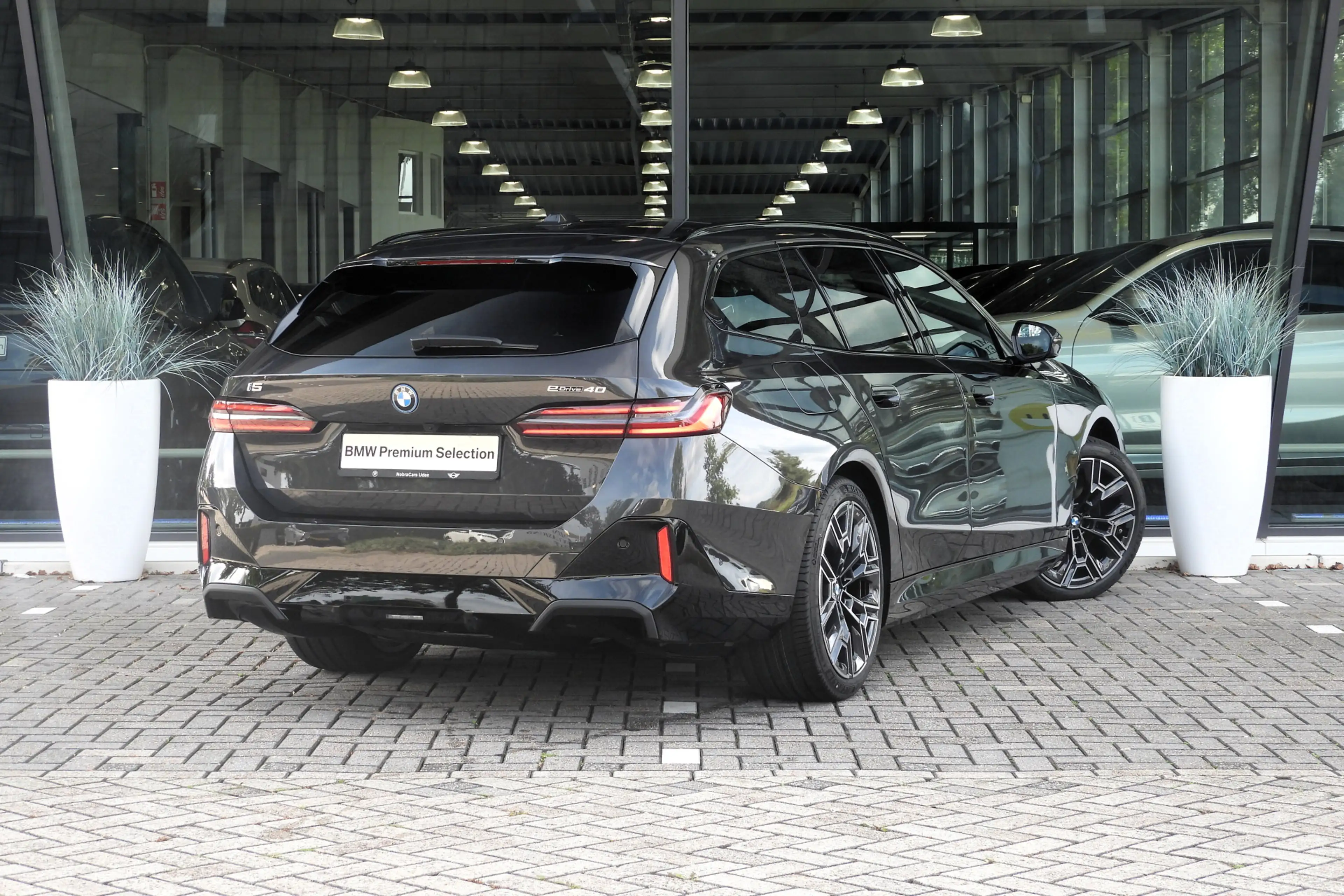 BMW i5 Touring eDrive40 M Sport / Panoramadak / Trekhaak — photo 4