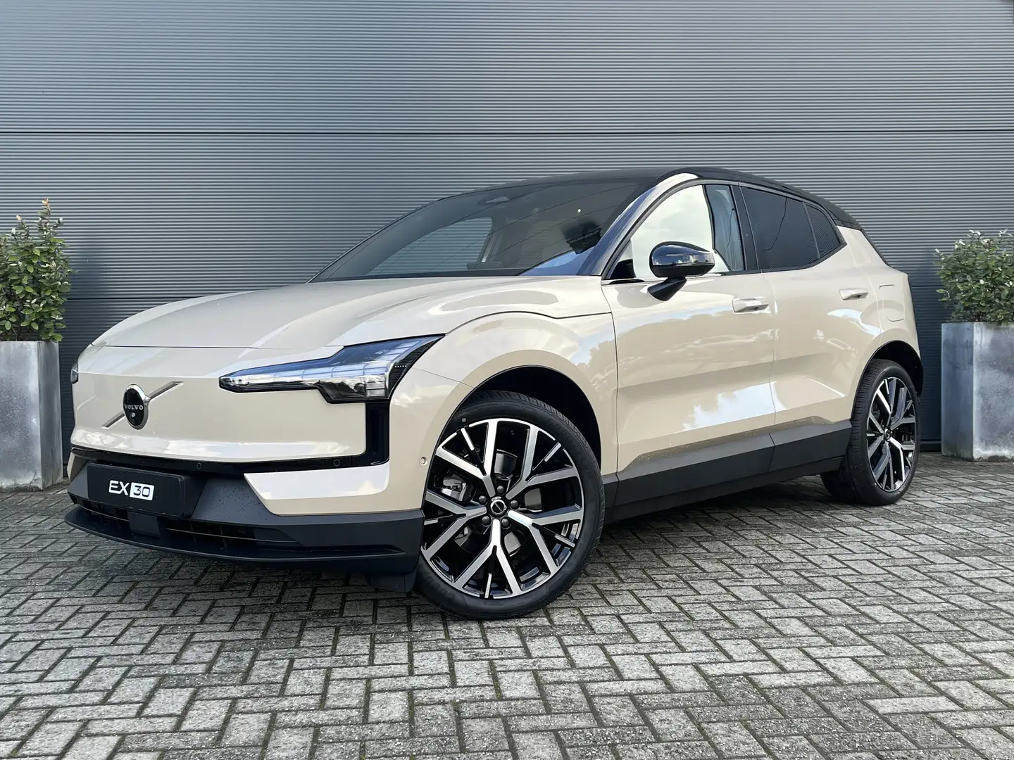 Volvo EX30 Single Motor Extended Range Ultra 69 kWh | 20" | S Brun - 1