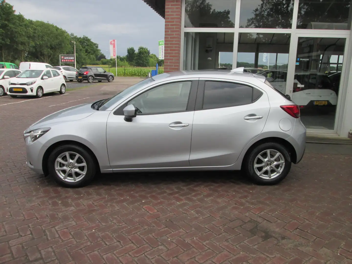 Mazda 2 1.5 Skyactiv-G Sport Selected Grijs - 2