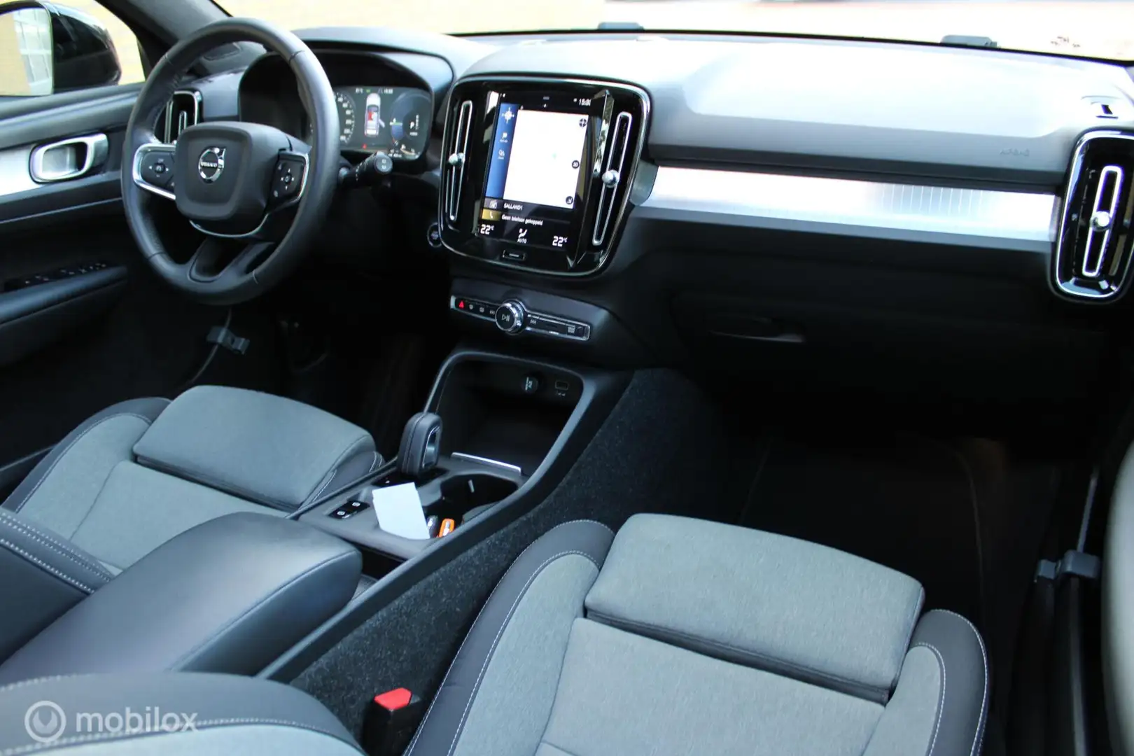 Volvo XC40 1.5 T4 Recharge Plug-in Hybride R-Design Expressio Schwarz - 2