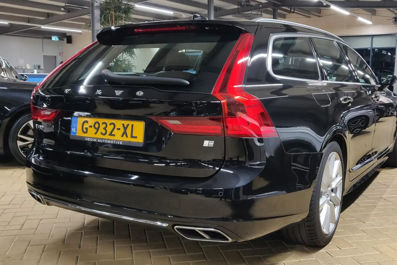 Volvo V90 2.0 T4 190pk Automaat Inscription | Lederen bekled Schwarz - 2