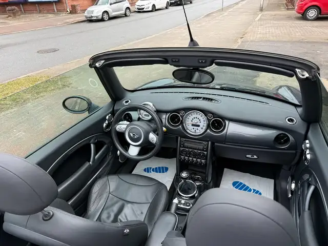 Mini Convertible view 14