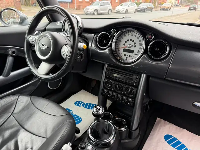 Mini Convertible view 20