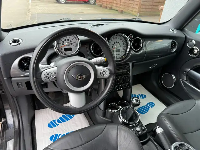 Mini Convertible view 18