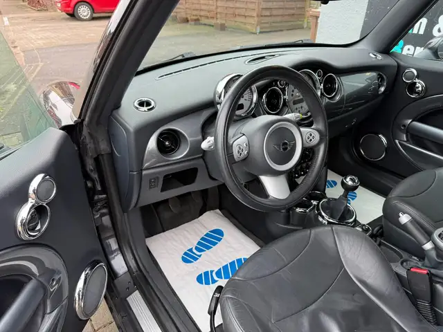 Mini Convertible view 8