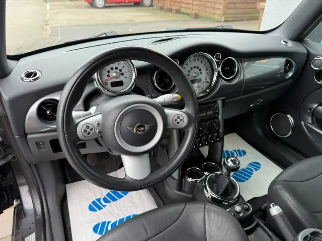 Mini Convertible view 10