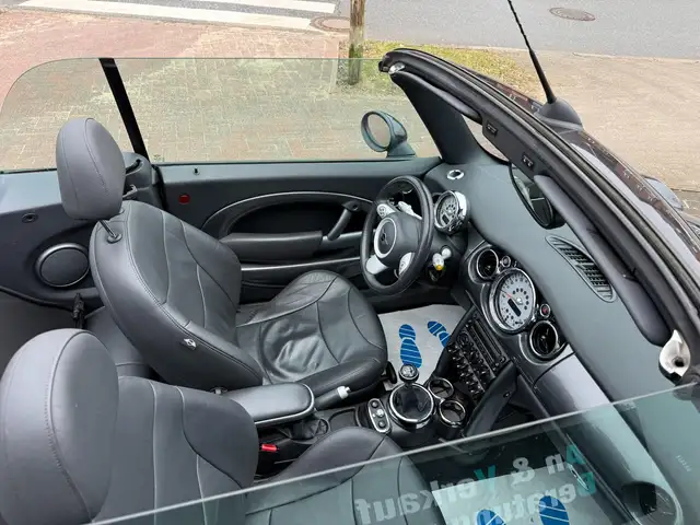 Mini Convertible view 23