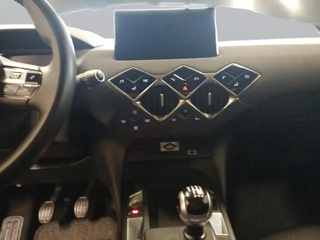 DS Automobiles DS 3 Crossback view 12