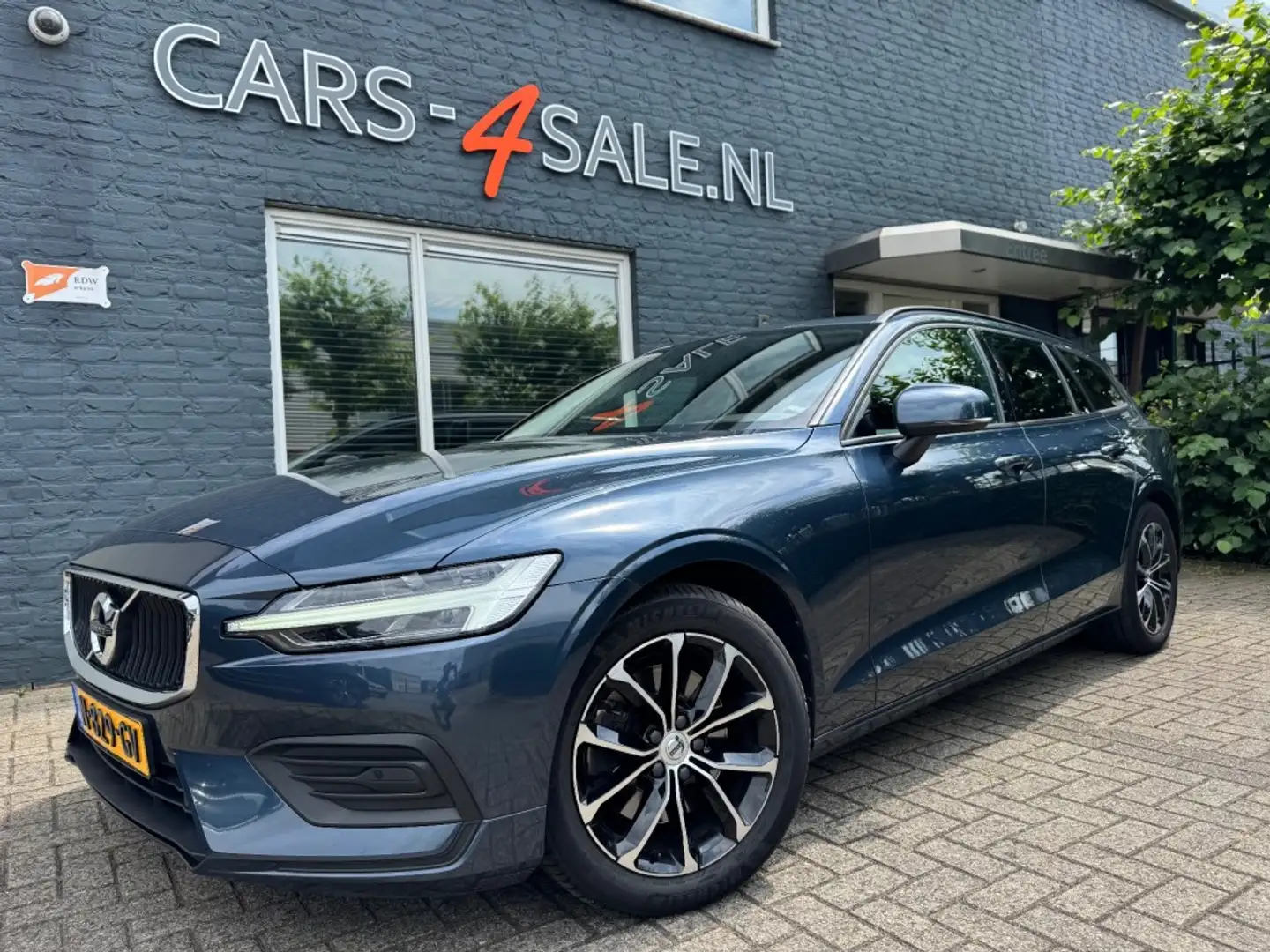 Volvo V60 2.0 B3 Autom.Momentum Advantage + Camera + Stuurve Blue - 1
