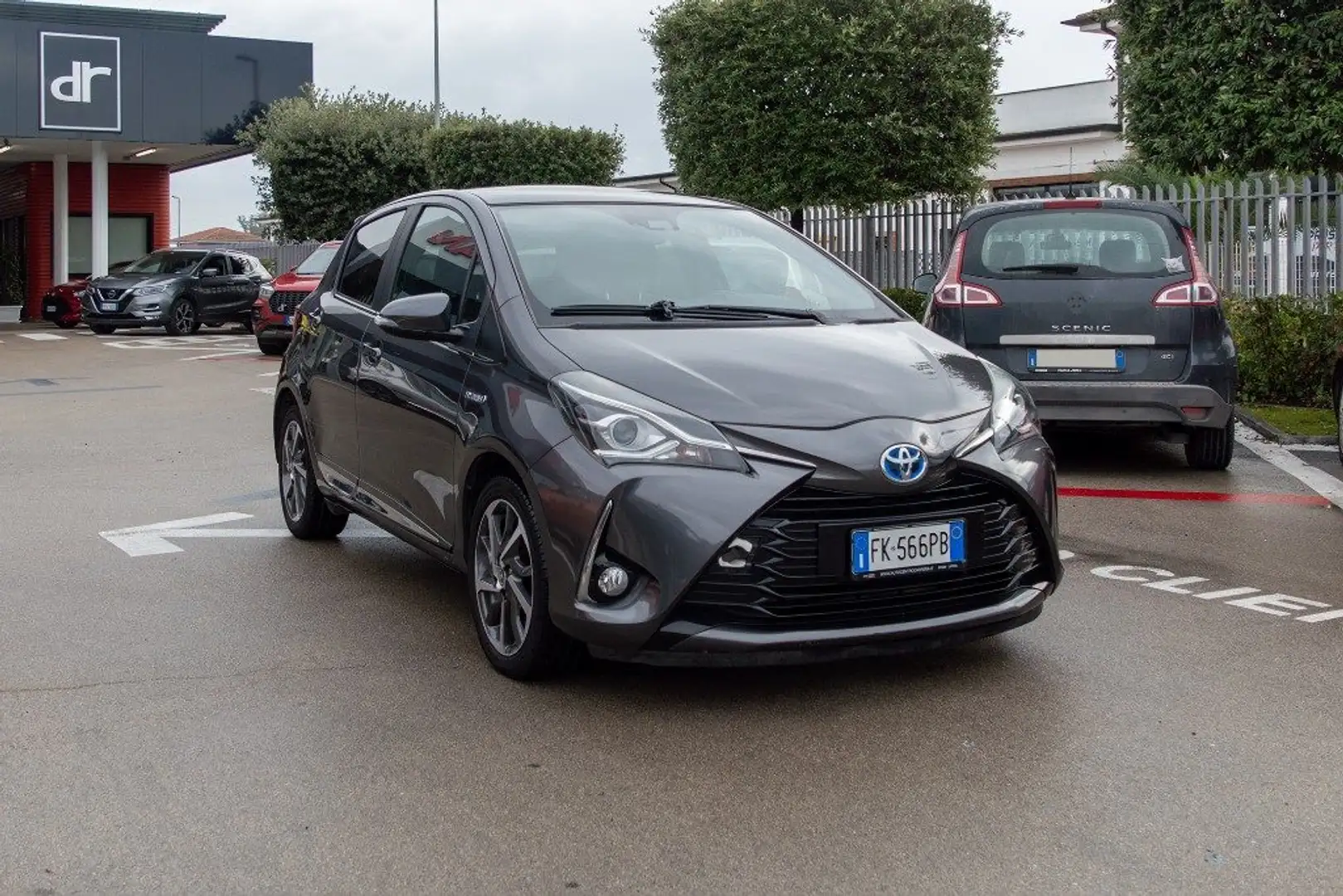 Toyota Yaris 1.5 Hybrid 5 porte Active Grigio - 1