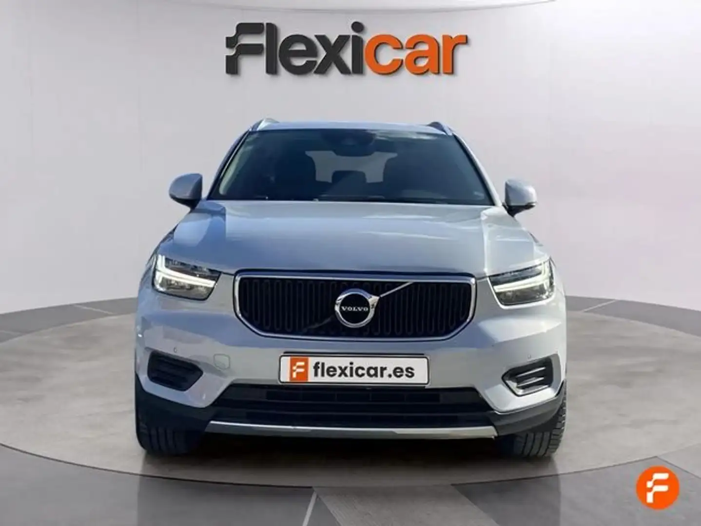 Volvo XC40 T2 Momentum Aut. Blanc - 2