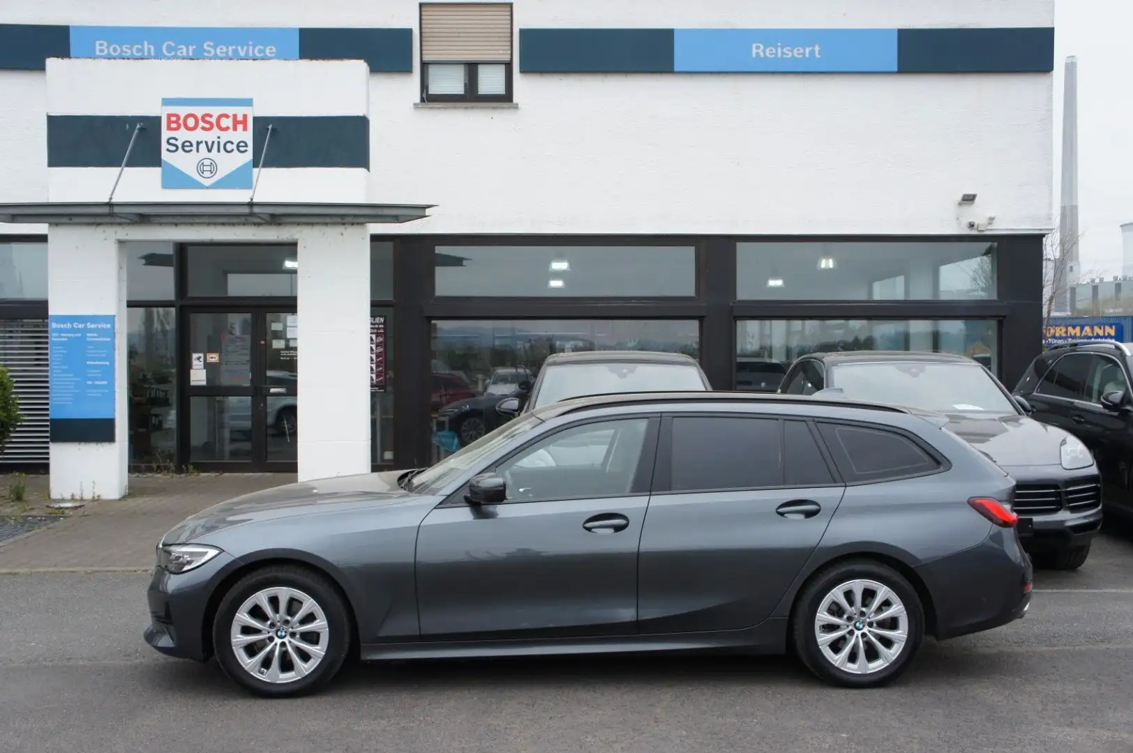 BMW 320 d xDrive Advantage*AHK*NAV*KAM*LED*APP*STDHZG Grau - 2