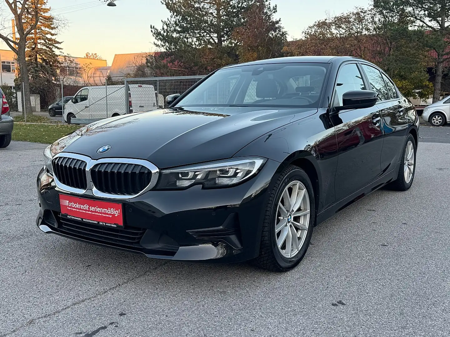 BMW 318 d Aut. Advantage / NAVI / RFK / LED Schwarz - 1
