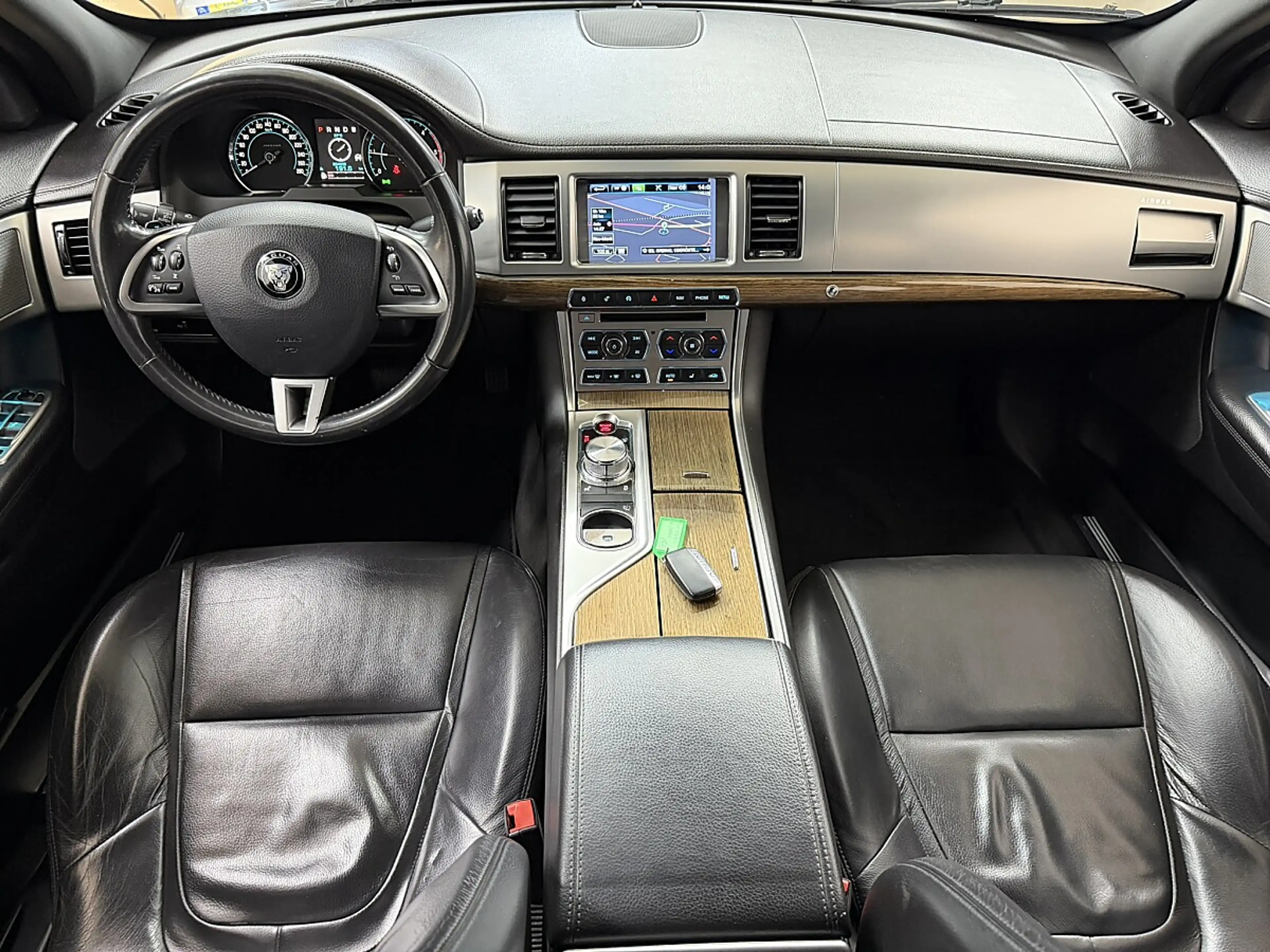 Jaguar XF 2,2 TD — photo 10