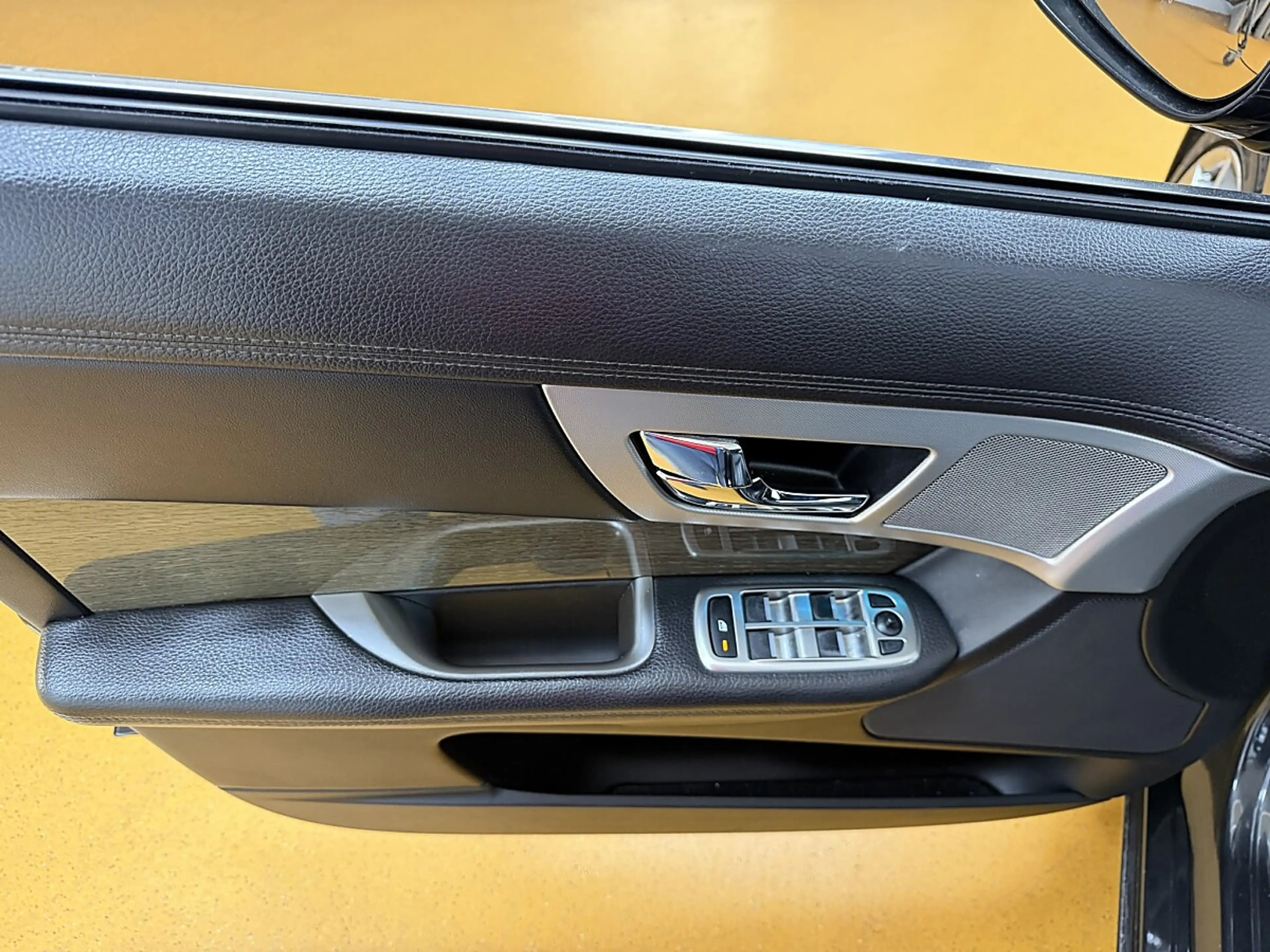 Jaguar XF 2,2 TD — photo 21