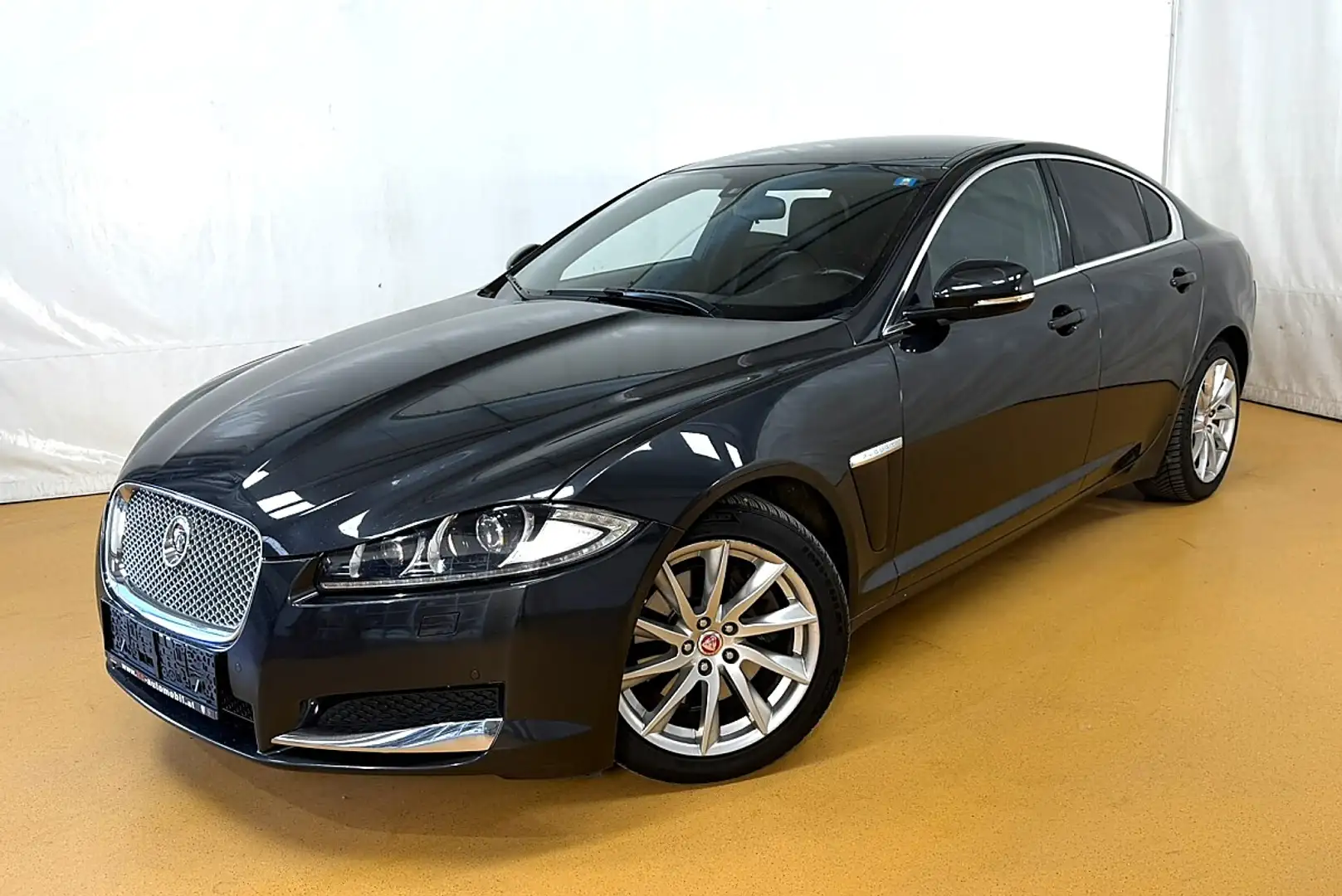 Jaguar XF 2,2 TD Schwarz - 1