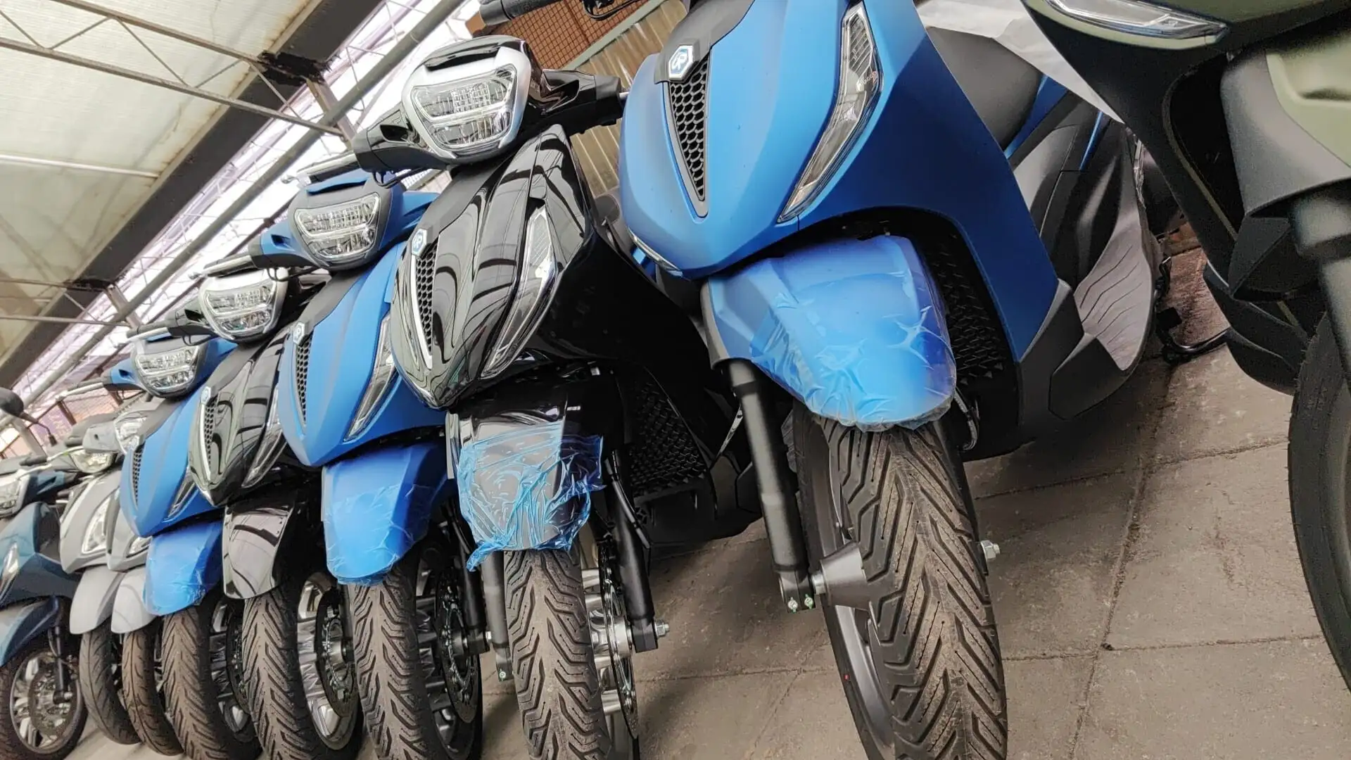 Piaggio Beverly 300 310 Grau - 2