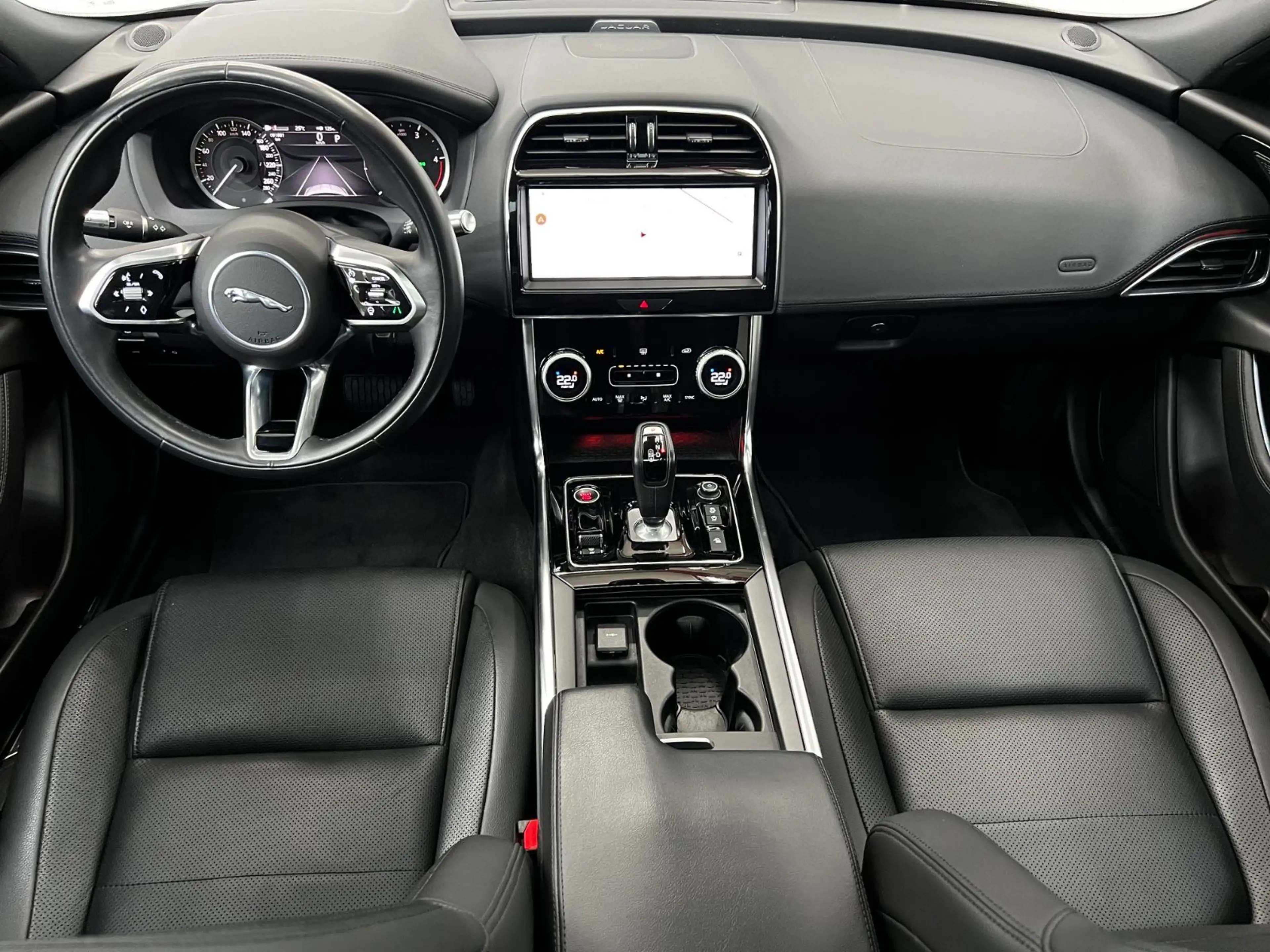 Jaguar XE S  AWD 4x4 *LEDER*PANO*LED*NAVI*ACC*360°CAM* — photo 10