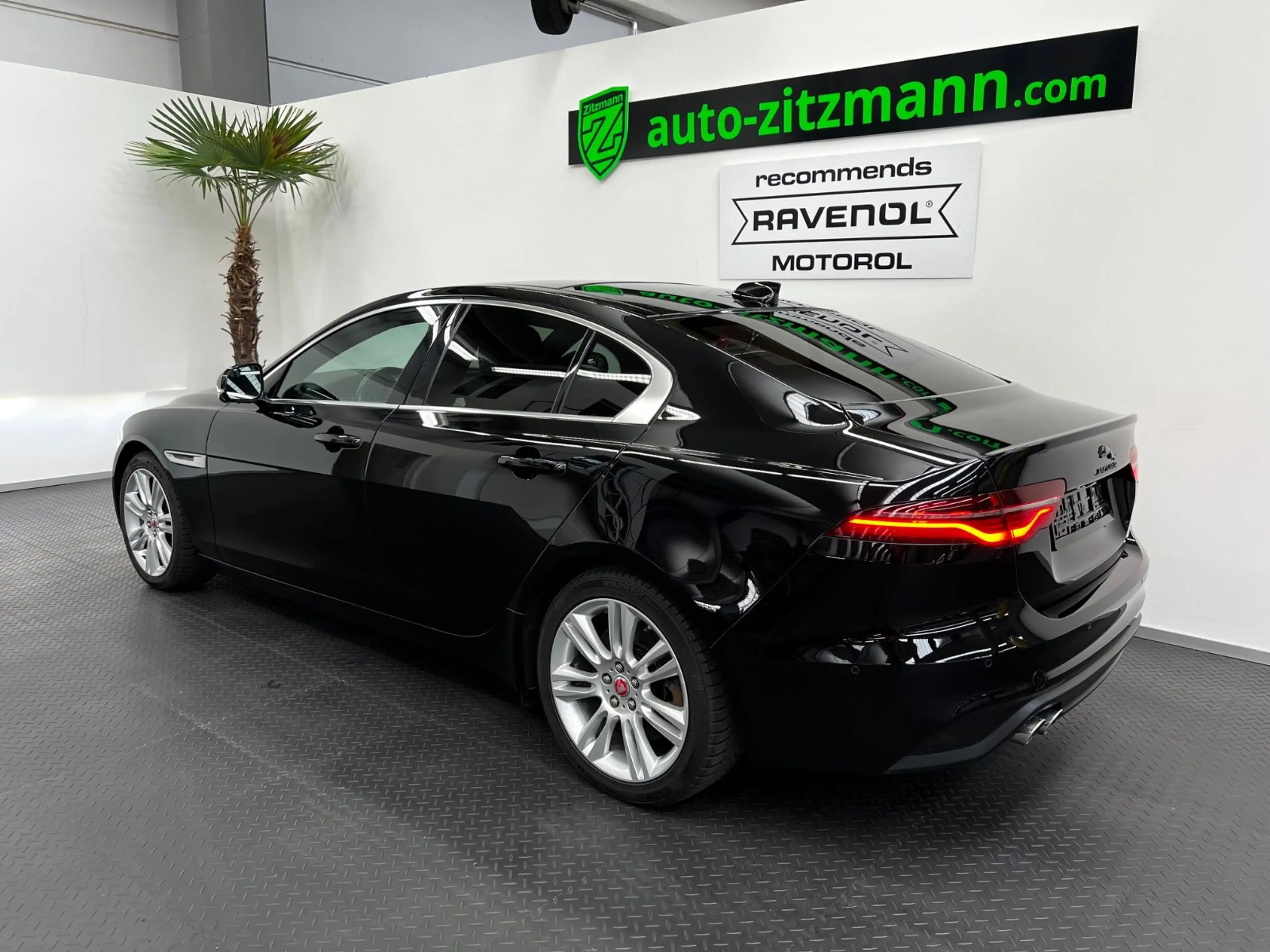 Jaguar XE S  AWD 4x4 *LEDER*PANO*LED*NAVI*ACC*360°CAM* — photo 5