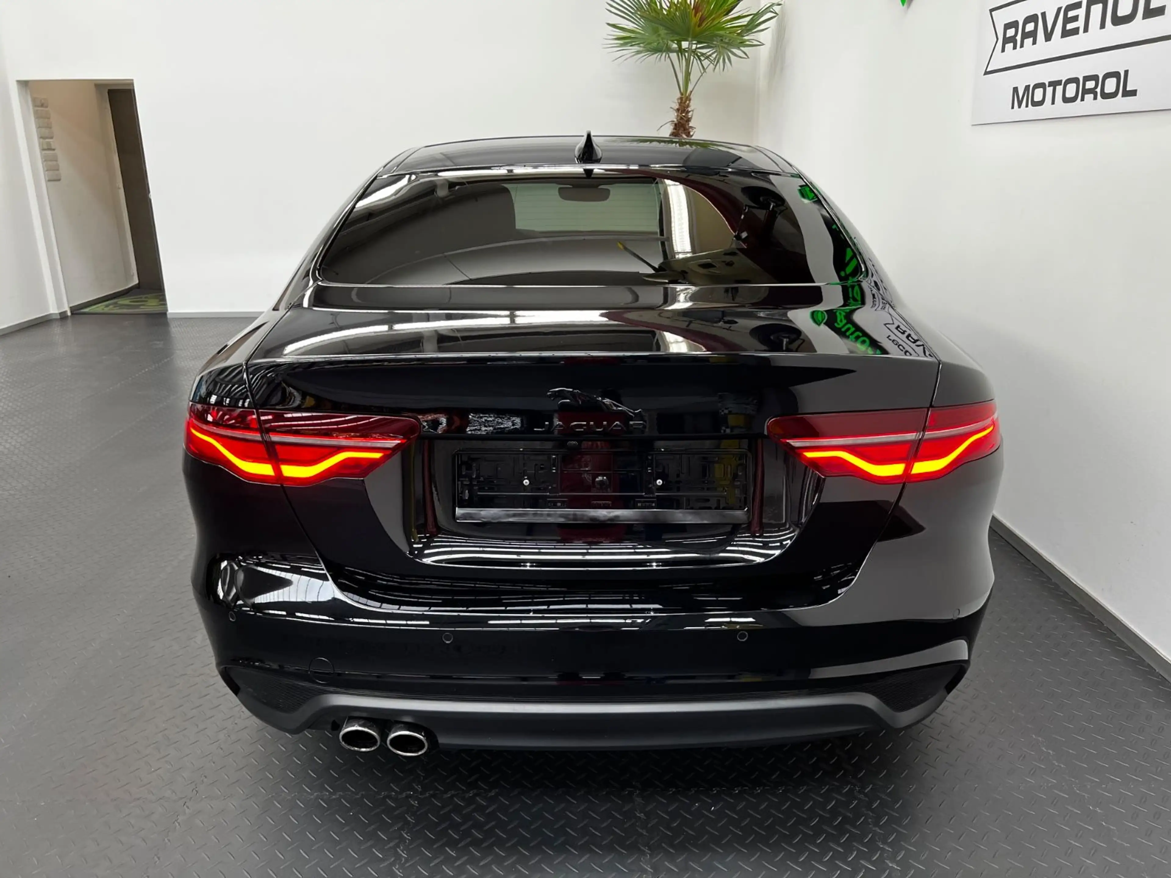 Jaguar XE S  AWD 4x4 *LEDER*PANO*LED*NAVI*ACC*360°CAM* — photo 8