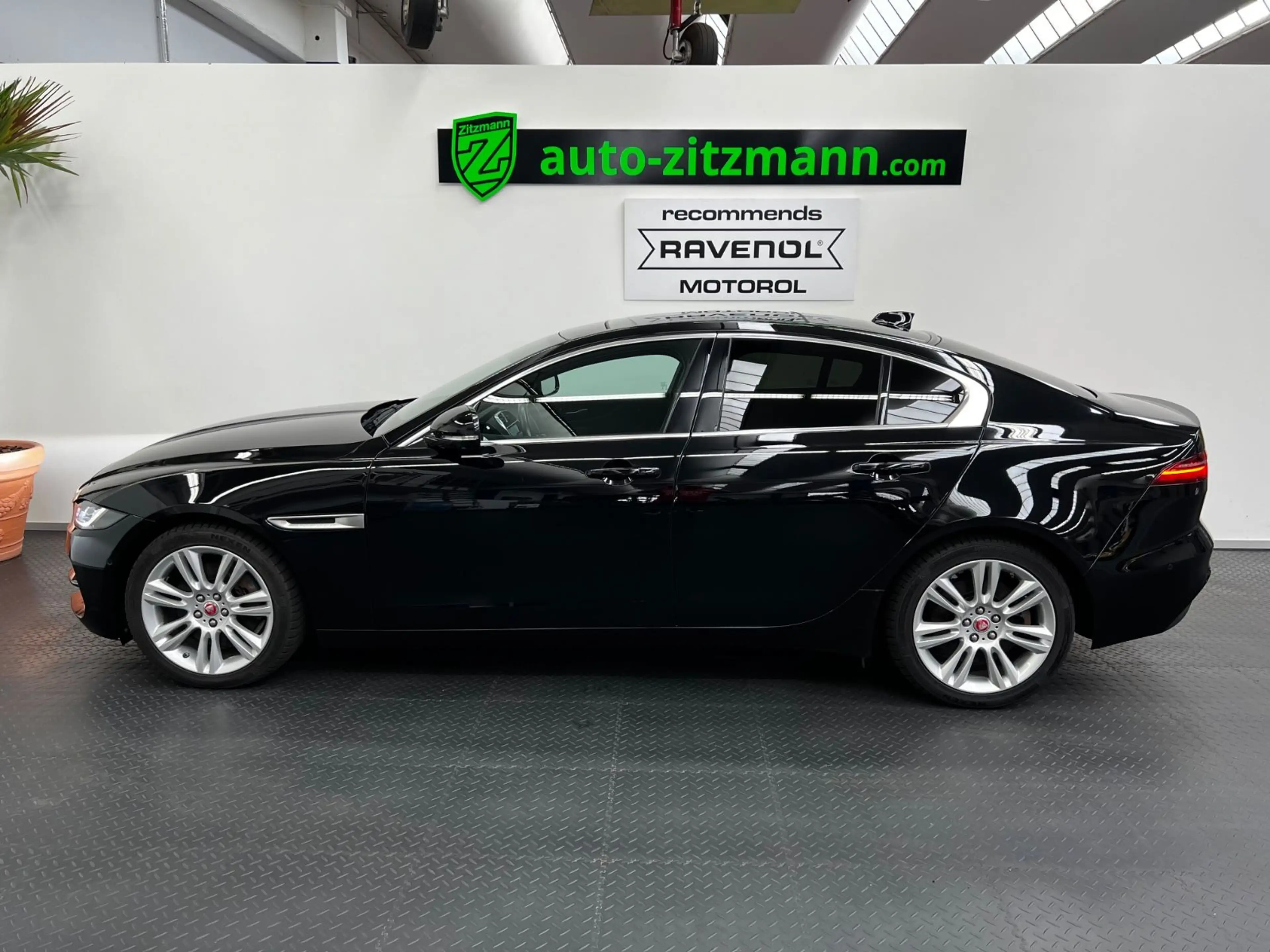 Jaguar XE S  AWD 4x4 *LEDER*PANO*LED*NAVI*ACC*360°CAM* — photo 3