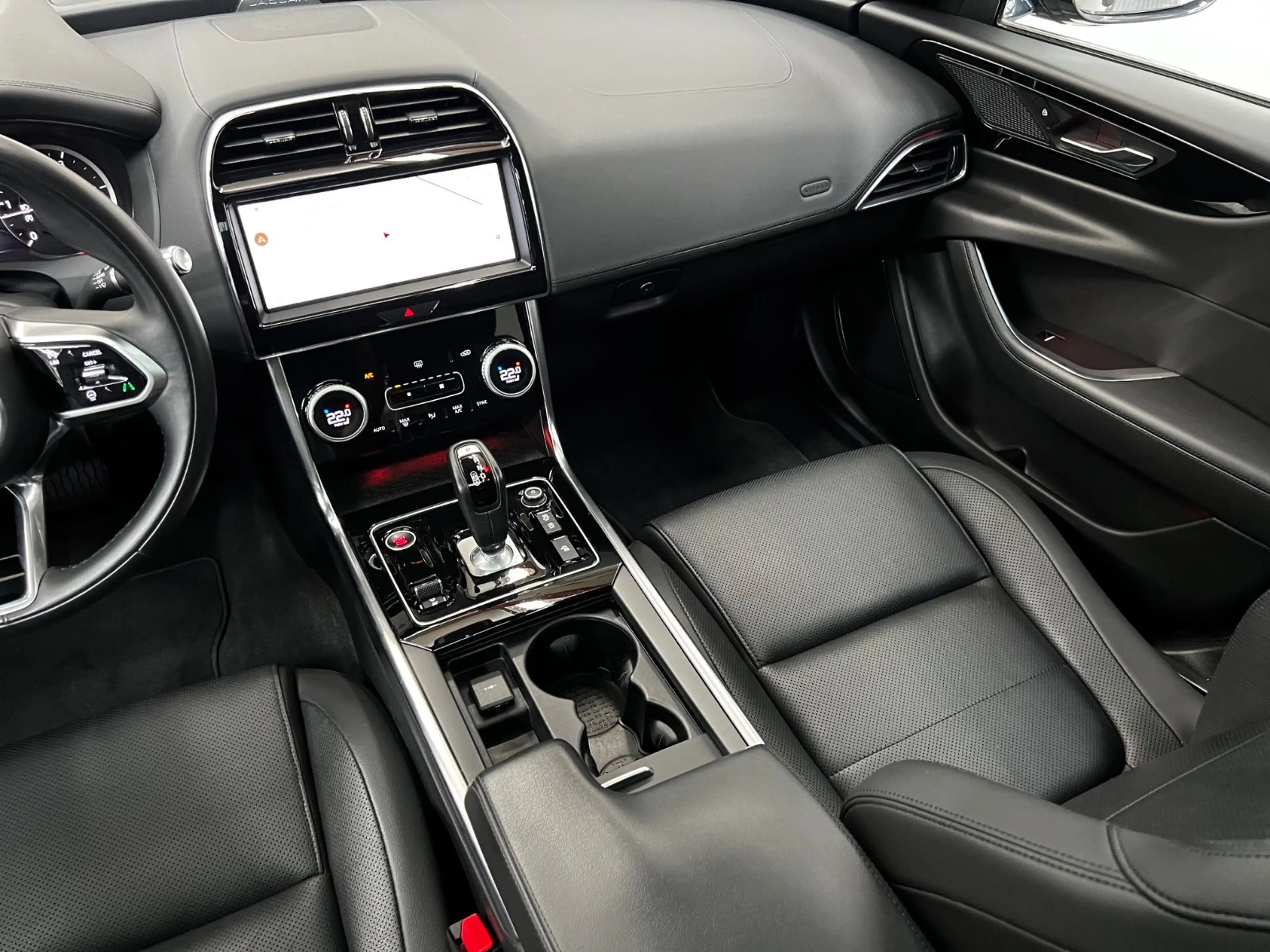 Jaguar XE S  AWD 4x4 *LEDER*PANO*LED*NAVI*ACC*360°CAM* — photo 12