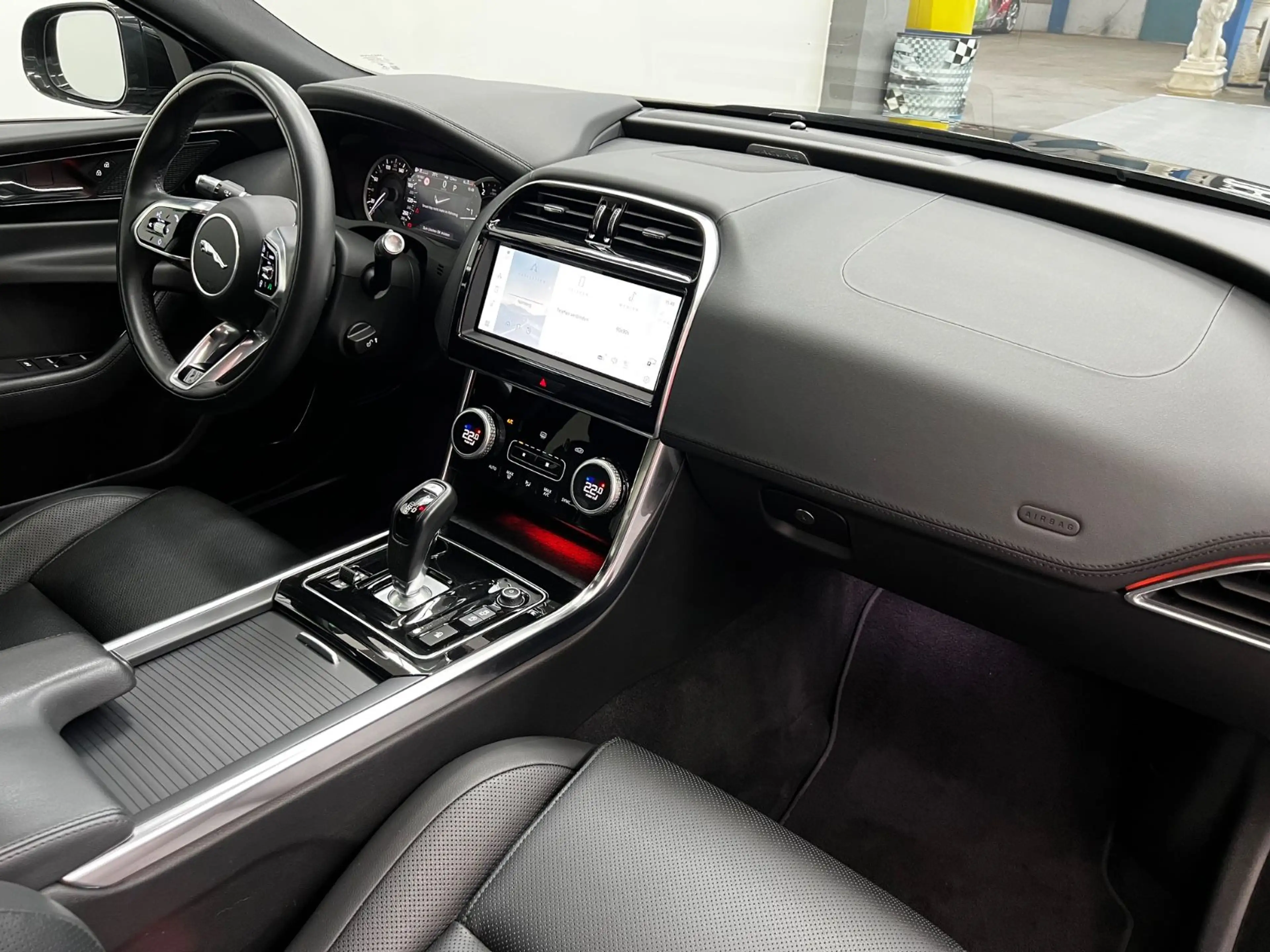 Jaguar XE S  AWD 4x4 *LEDER*PANO*LED*NAVI*ACC*360°CAM* — photo 13