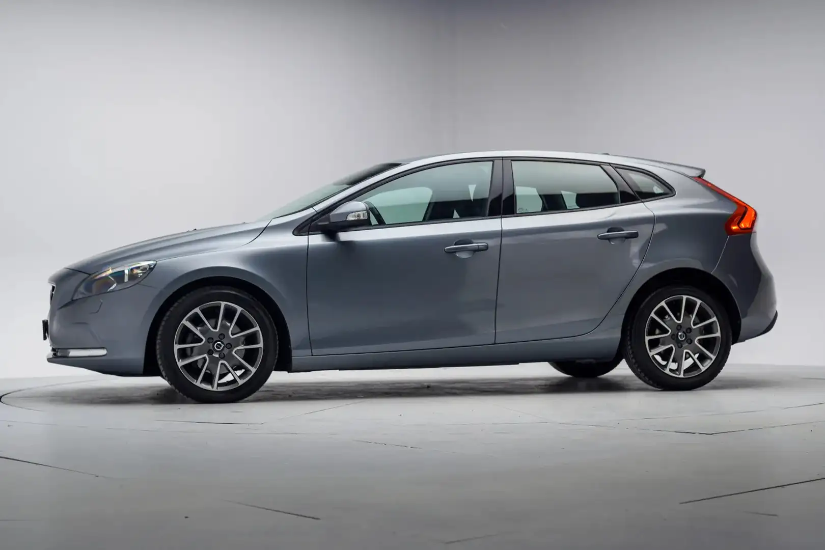 Volvo V40 T2 Momentum [ Airco LM velgen Cruise control ] Grijs - 2
