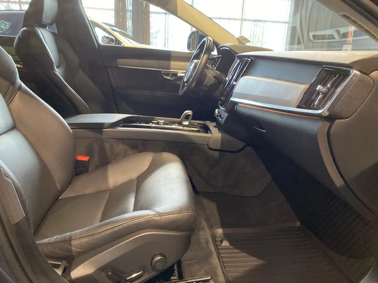 Volvo V90 Cross Country снимка Volvo V90 Cross Country