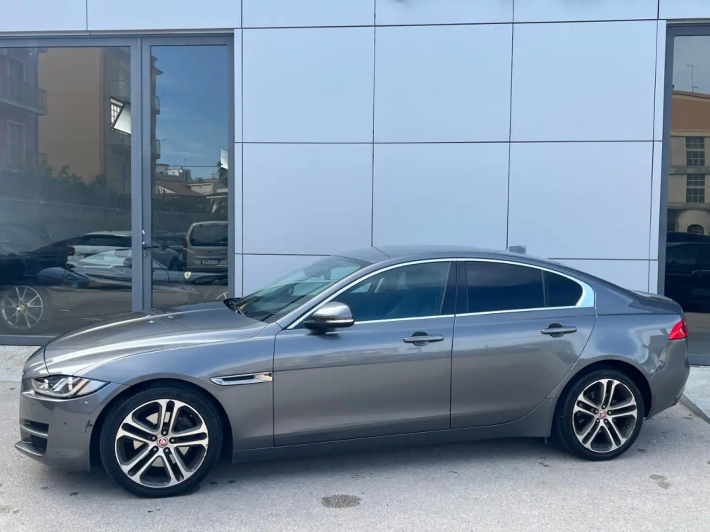 Jaguar XE 2.0d Prestige Business Edition 180cv auto Šedá - 2