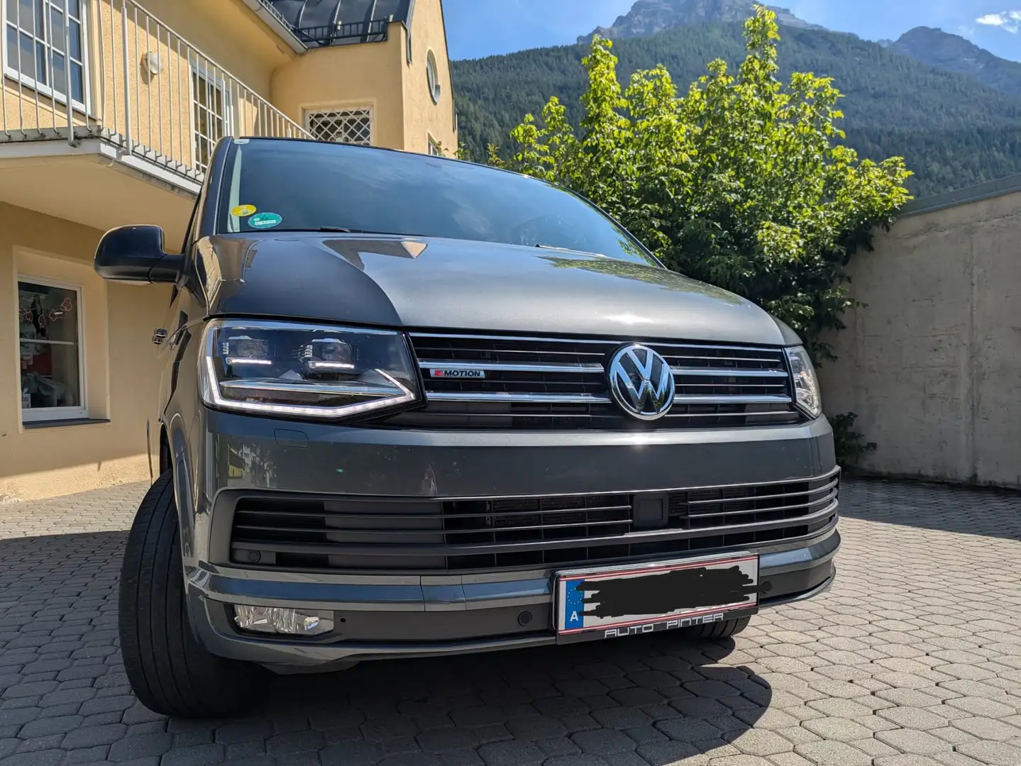 Volkswagen T6 Multivan Multivan 70 Jahre Bulli 2,0 TDI 4Motion BMT DSG 70 Jahre Bulli Grau - 2
