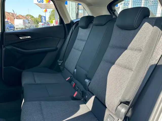 BMW 2 Series view 4