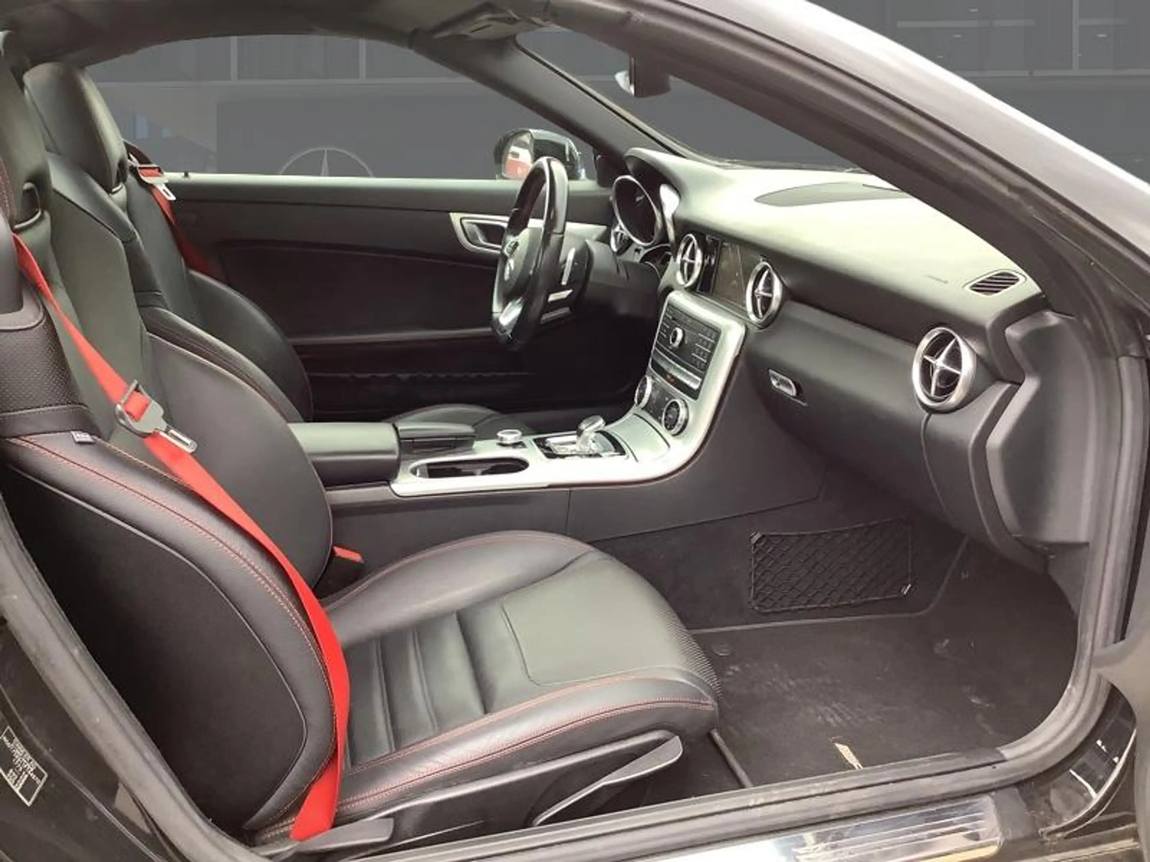 Mercedes-Benz SLC 180 AMG Line — photo 6