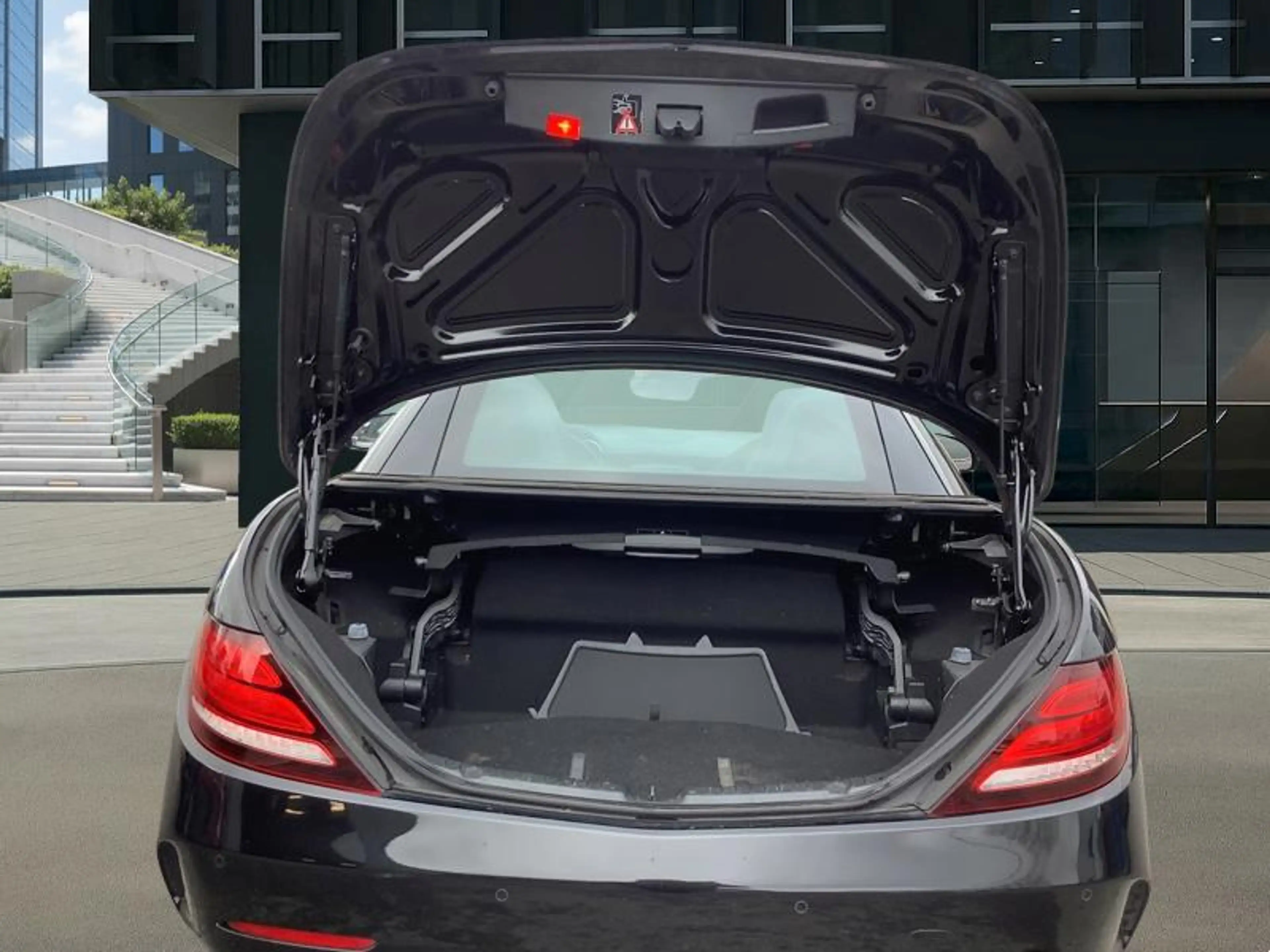 Mercedes-Benz SLC 180 AMG Line — photo 9