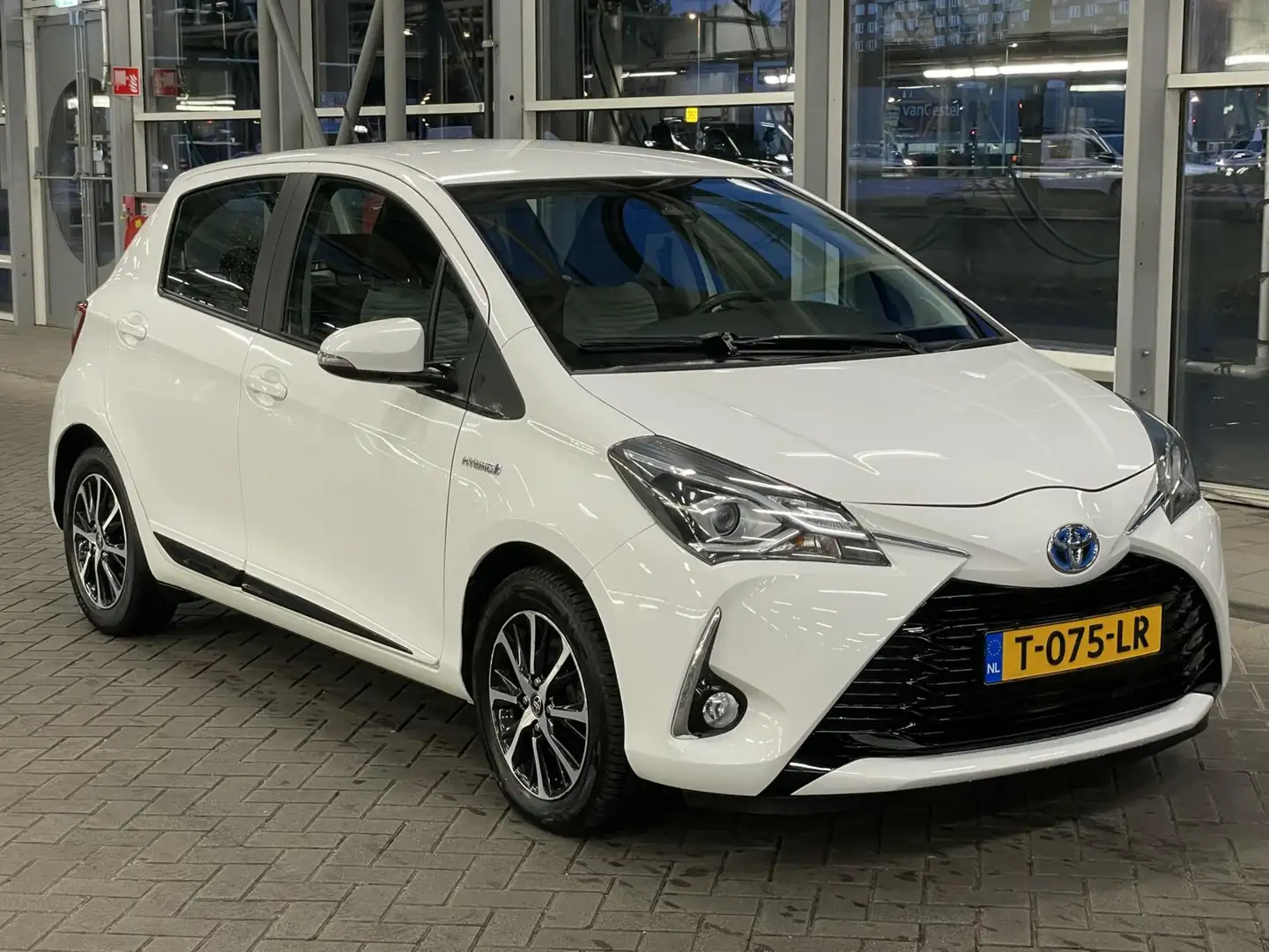 Toyota Yaris 1.5 Hybrid Active Automaat 5 drs 2018 Airco Wit - 2
