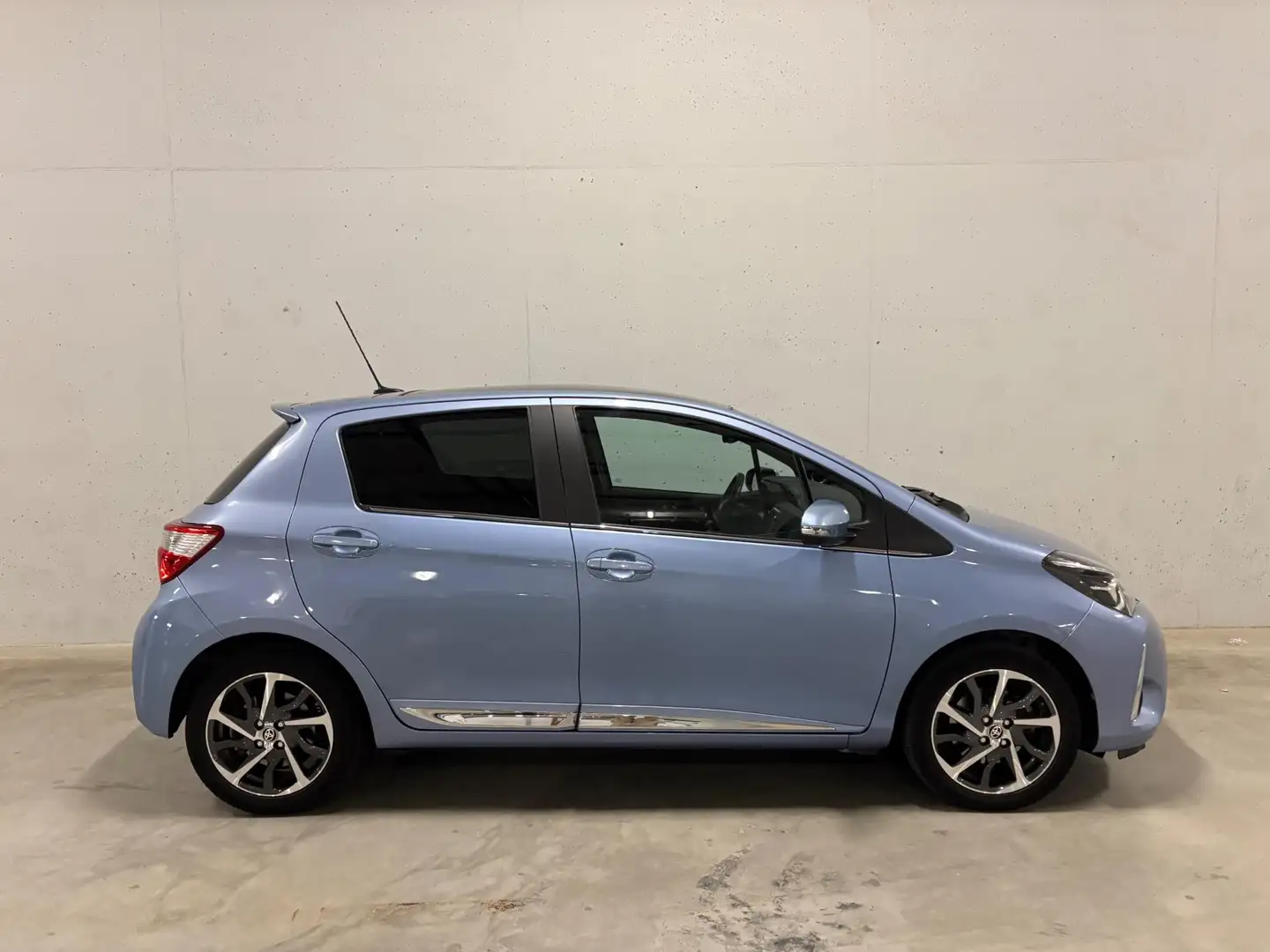 Toyota Yaris 1.5 Hybrid Premium Aut. Pano Camera Blauw - 2