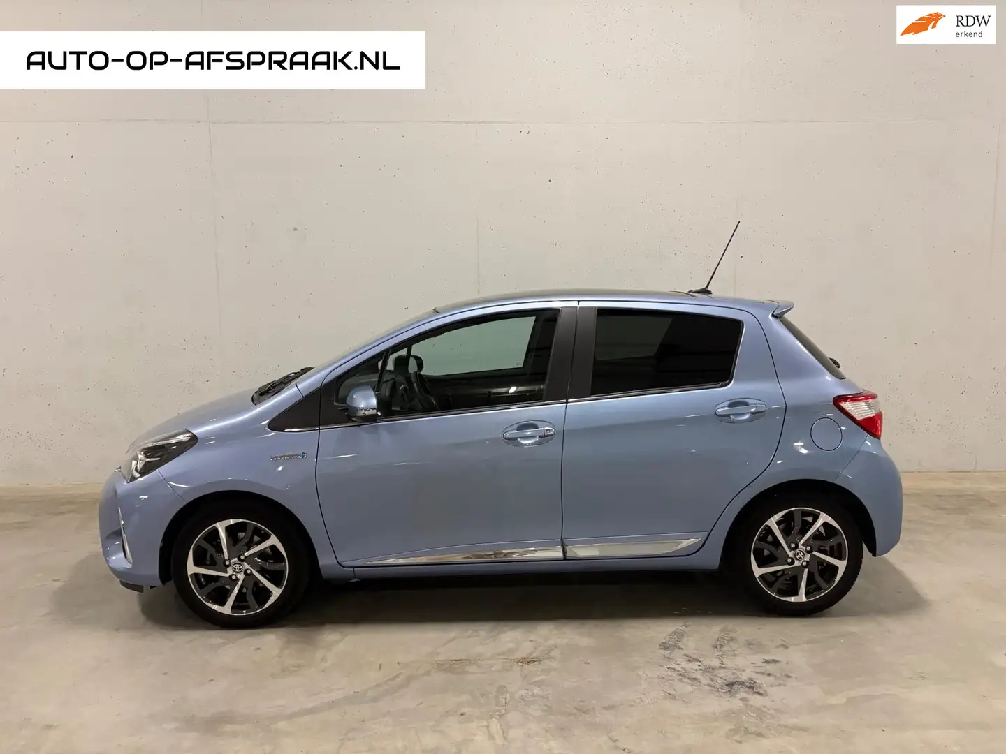 Toyota Yaris 1.5 Hybrid Premium Aut. Pano Camera Blauw - 1