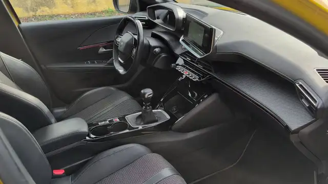 Peugeot 208 view 10