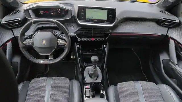 Peugeot 208 view 11