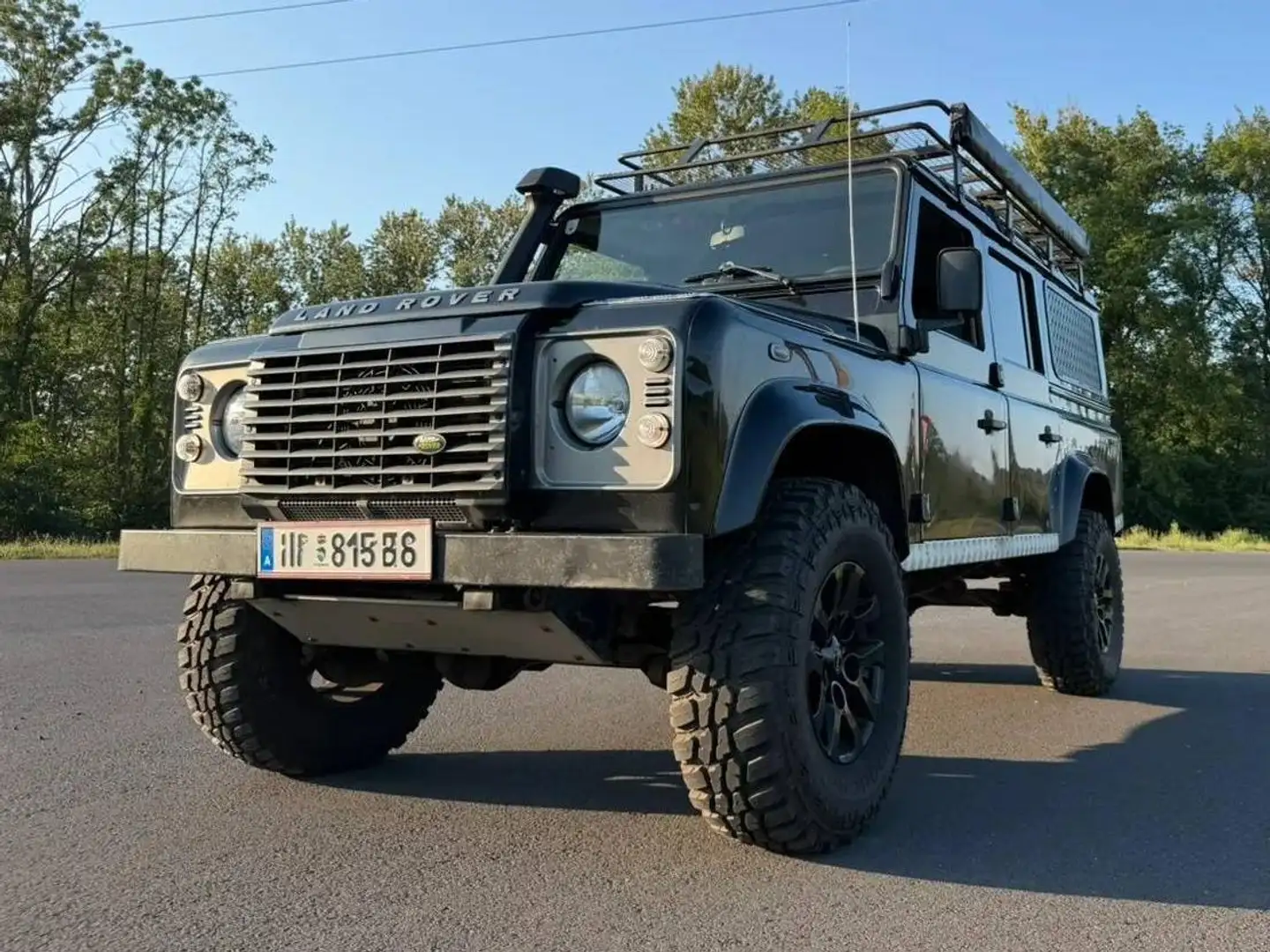 Land Rover Defender Defender 110" SW 2,4 TD4 SE SE Schwarz - 1