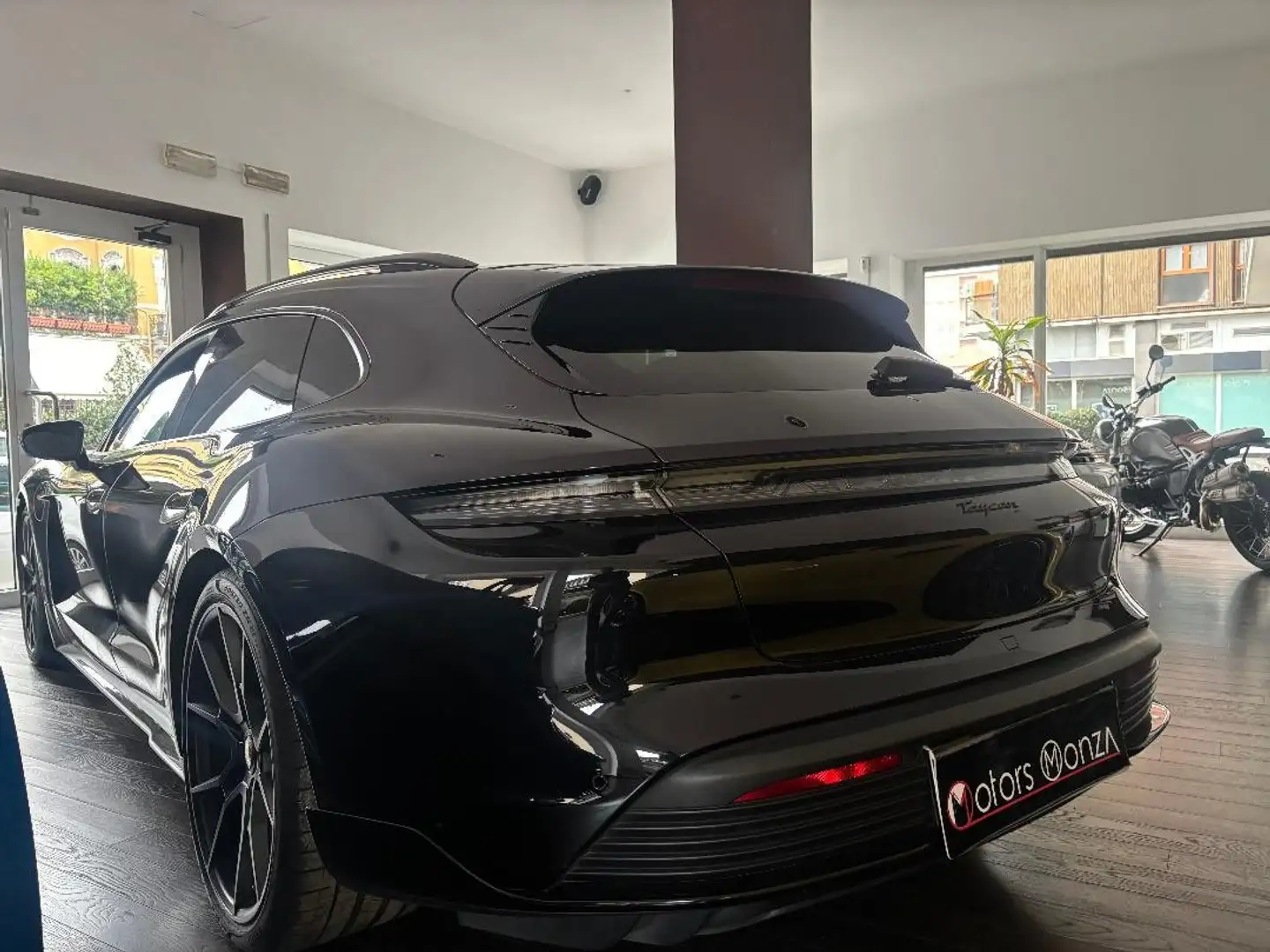 Porsche Taycan Cross Turismo-Battery Plus-Total black -pack sport Schwarz - 2