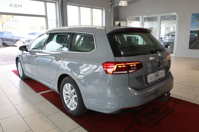 Volkswagen Passat view 3
