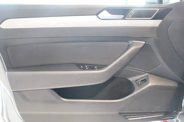 Volkswagen Passat view 12