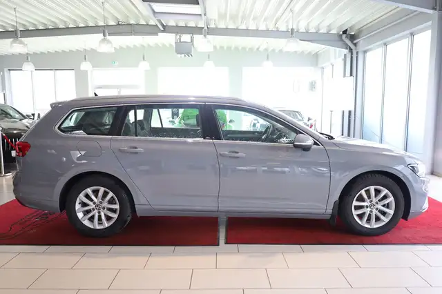Volkswagen Passat view 8