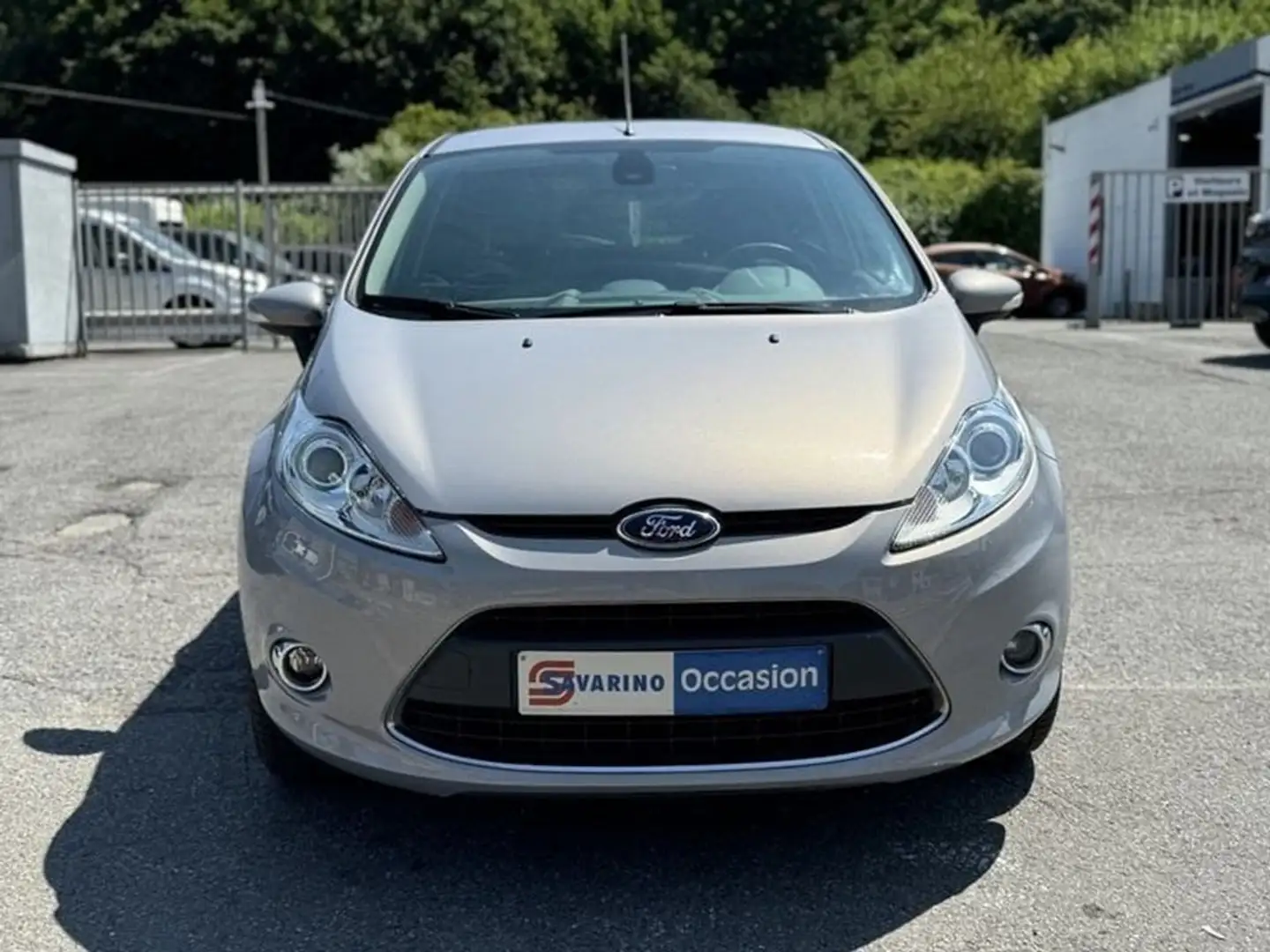 Ford Fiesta Titanium 1.4 essence 96ch Grijs - 2