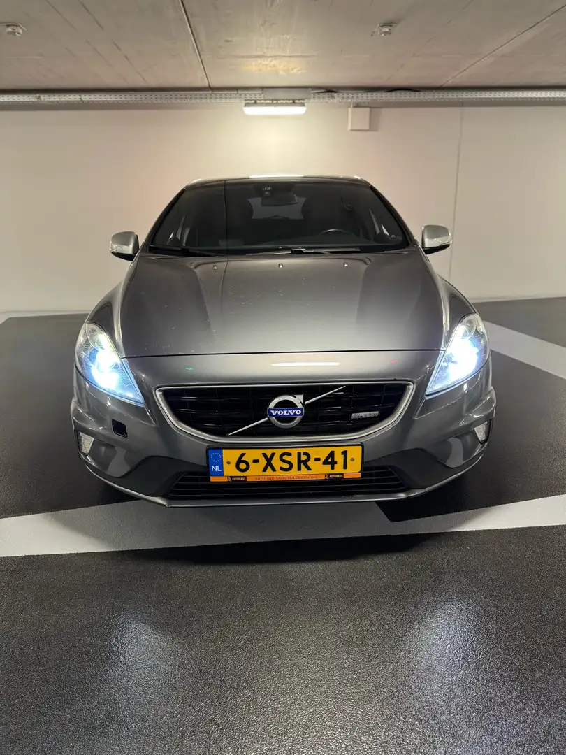 Volvo V40 D4 R-Design NIEUWE MOTOR Gris - 2