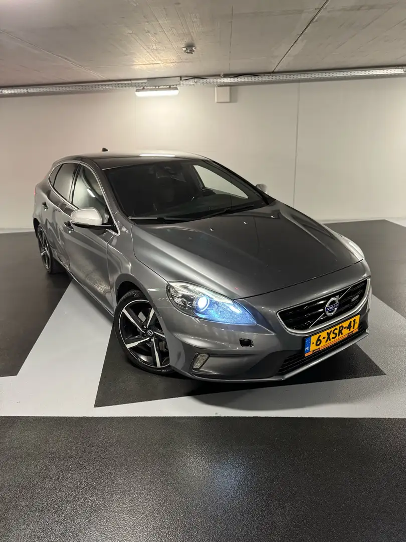 Volvo V40 D4 R-Design NIEUWE MOTOR Gris - 1