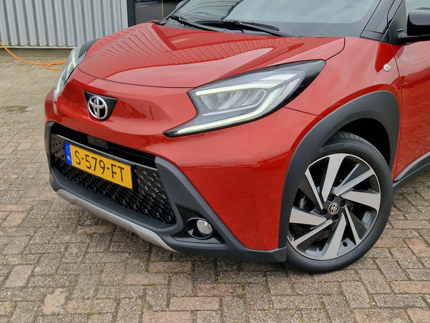 Toyota Aygo X 1.0 VVT-i S-CVT Envy Automaat Automaat! Rood - 2